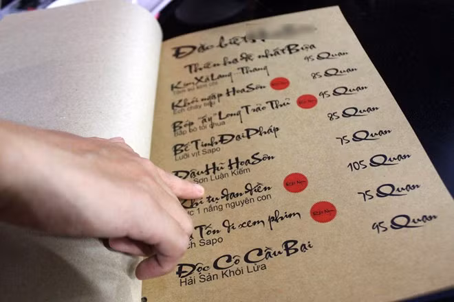 Menu được thiết kế như một cuốn bí kíp, món ăn được đặt theo tên của nhiều nhân vật, chiêu thức võ công... trong truyện kiếm hiệp. Giá tiền được tính bằng "quan", mỗi "quan" tương đương 1.000 đồng. Những món đặc sản của quán được đánh dấu bằng chấm đỏ cho khách dễ lựa chọn.