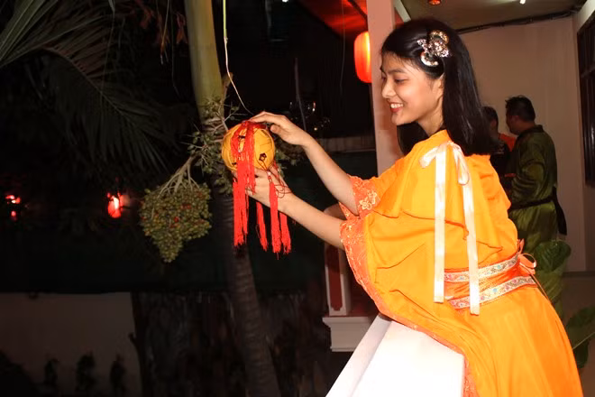 Chương trình khuyến mãi "gieo tú cầu". Một nhân viên nữ sẽ vào vai "mỹ nhân" gieo tú cầu từ trên cao xuống đất, khách nào giành được sẽ nhận phiếu quà tặng 100 "quan" khoảng 100.000 đồng.