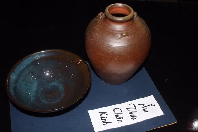 Khách uống bia bằng chén, vại thay cho chai, ly. Bia ướp lạnh được đổ vào vại, khách có thể uống trực tiếp hoặc rót ra chén.