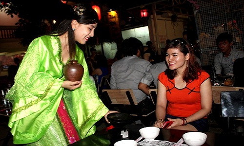 Vừa bước vào quán, khách hàng như lạc vào một thế giới khác, từ quản lý, đầu bếp, thu ngân đến phục vụ đều mặc những bộ đồ cổ trang, giao tiếp theo phong cách kiếm hiệp. Đây là chiêu kéo khách do anh Thông (quận 3), chủ quán nghĩ ra. "Giữa vô vàn quán nhậu theo phong cách giống nhau ở Sài Gòn, tôi muốn tạo sự khác biệt", anh này nói.