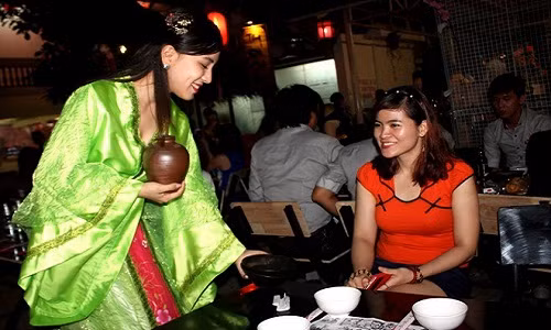 Vừa bước vào quán, khách hàng như lạc vào một thế giới khác, từ quản lý, đầu bếp, thu ngân đến phục vụ đều mặc những bộ đồ cổ trang, giao tiếp theo phong cách kiếm hiệp. Đây là chiêu kéo khách do anh Thông (quận 3), chủ quán nghĩ ra. "Giữa vô vàn quán nhậu theo phong cách giống nhau ở Sài Gòn, tôi muốn tạo sự khác biệt", anh này nói.