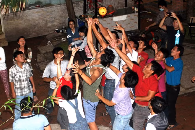 Người đến quán khá thích thú với chương trình khuyến mãi này. Anh Tiệp, một khách hàng cho biết: "Phần thưởng không nhiều nhưng vui và có những trò ít thấy".