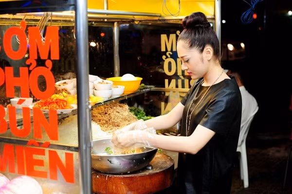 Nhiều sao Việt không ngần ngại khi đề cập đến việc buôn bán của gia đình bởi họ hiểu nhờ những quán ăn bình dân đó, họ được nuôi lớn và có thành công.