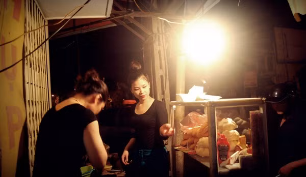 Ca sĩ Dương Hoàng Yến cũng thường xuyên giúp mẹ bán hàng. Mẹ cô có một quán bán xôi, bánh mỳ ở đoạn vỉa hè Xã Đàn (Hà Nội).