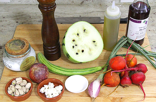 Dưa hấu ruột trắng có thể ăn trực tiếp hoặc làm nước ép, sinh tố, có mùi thơm đặc trưng.