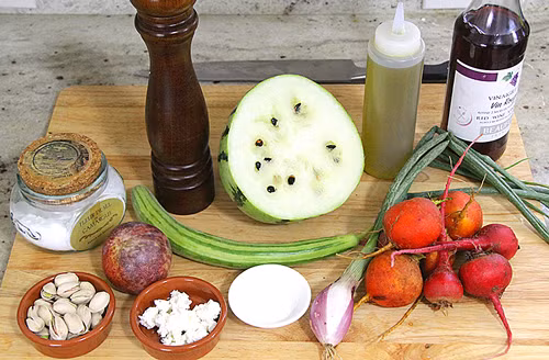 Dưa hấu ruột trắng có thể ăn trực tiếp hoặc làm nước ép, sinh tố, có mùi thơm đặc trưng.