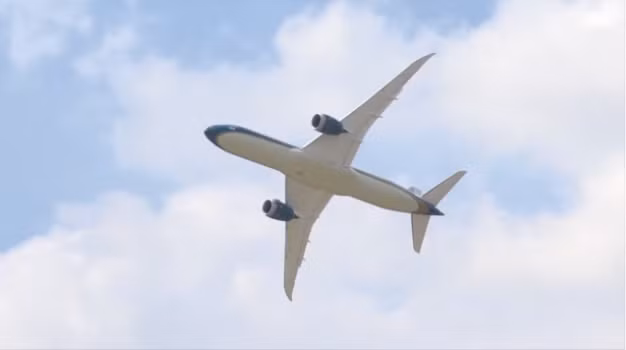 Boeing 787-9 Dreamliner tiết kiệm nhiên liệu, thân thiện với môi trường vì giảm 20% khí thải, có thể bay xa hơn, vận chuyển nhiều hành khách và hàng hóa hơn so với các phiên bản 787 trước đó.