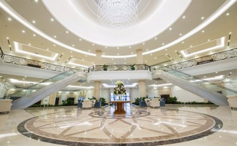 Tầng 1 là khu sảnh đón khách, nhà sinh hoạt cộng đồng (870m2), nhà trẻ và trung tâm thương mại.