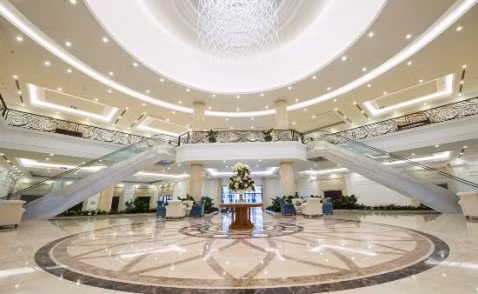 Tầng 1 là khu sảnh đón khách, nhà sinh hoạt cộng đồng (870m2), nhà trẻ và trung tâm thương mại.