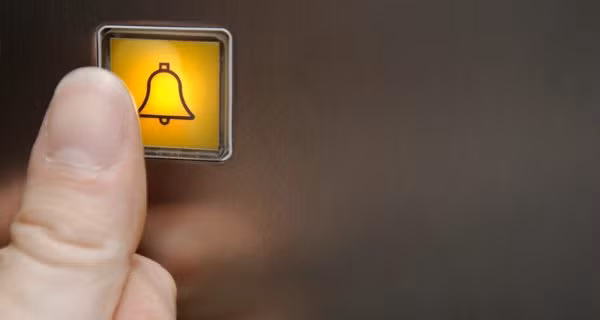 Đôi khi thang máy bị kẹt, cửa không thể mở. Người mắc kẹt cố gắng liên lạc với bên ngoài bằng nút báo động "EMERGENCY", dùng điện thoại để hoặc dùng phương pháp truyền thống là kêu lên để gọi cứu hộ.