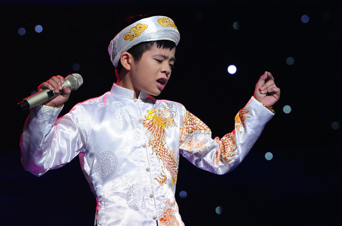 Ngoài ra, tài năng xứ Thanh còn ký hợp đồng ca sĩ độc quyền với Cát Tiên Sa - công ty sản xuất chương trình The Voice kid. Trong đó, 85% tổng số tiền cát-xê sẽ thuộc về Quang Anh, còn lại là chi phí quản lý, hỗ trợ truyền thông, xây dựng hình ảnh... của Cát Tiên Sa.