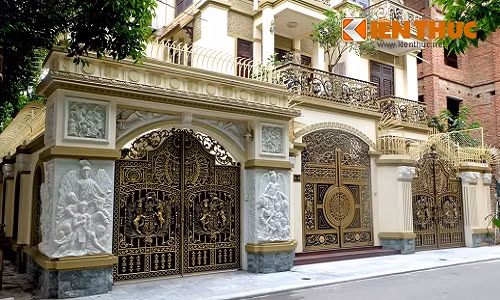 Ước tính, những chiếc cổng như thế này có thể ngốn cả trăm triệu của gia chủ.