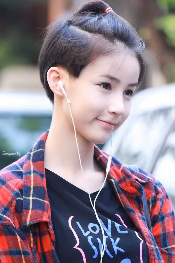 Cô gái 14 tuổi còn sở hữu vóc dáng cân đối, làn da trắng hồng. Nhờ vậy, cô trở thành gương mặt đại diện cho nhiều nhãn hàng nổi tiếng tại Thái Lan.