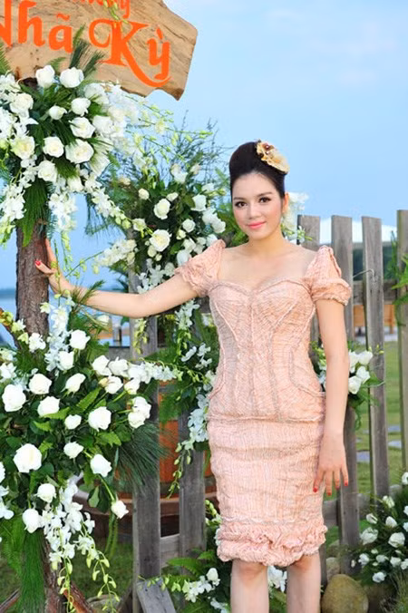 Luôn gây sự chú ý vì những bộ đồ đắt đỏ, vì thế mỗi lần xuất hiện, trang phục của Lý Nhã Kỳ được "soi" rất kỹ. Chiếc váy trị giá hơn 400 triệu đồng được Lý Nhã Kỳ mặc trong sinh nhật từng bị cư dân mạng "mổ xẻ" và tố là hàng nhái. Lý Nhã Kỳ khẳng định chiếc váy của Alexander MC Queen được mua ở Hong Kong với giá 20.000 USD.