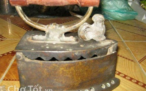 Nhiều người lùng tìm để bán bàn là hình con gà, những mong kiếm được khoản tiền lớn.