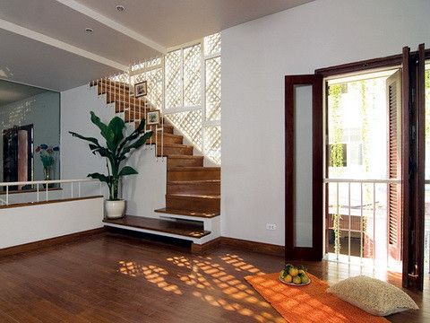 Một cách khác là làm thêm một lớp che bên ngoài. Bên ngoài ngôi nhà được bọc trong các tấm prima, giữa lớp bên ngoài và tường chính của ngôi nhà một khoảng. Khoảng trống đệm giữa hai lớp này giúp gió lưu thông và làm mát tường.