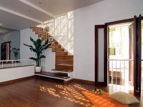 Một cách khác là làm thêm một lớp che bên ngoài. Bên ngoài ngôi nhà được bọc trong các tấm prima, giữa lớp bên ngoài và tường chính của ngôi nhà một khoảng. Khoảng trống đệm giữa hai lớp này giúp gió lưu thông và làm mát tường.