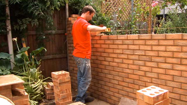 Một cách khác, khi thi công, nhiều gia đình có thể xây tường 2 lớp gạch để tránh hiện tượng nóng hừng hực ngày hè. Tuy nhiên, cách này phải tính toán, sao cho phù hợp với khối lượng tổng thể mà móng có thể chịu được.