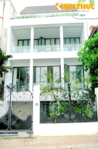 Biệt thự đại gia Hồ Tây pha trộn nét kiến trúc hiện đại, đơn giản nhưng vẫn toát lên độ giàu có, sang trọng.