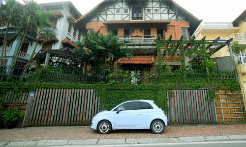 Những căn biệt thự nằm trên khu "đất vàng", nơi có giá đất đắt hàng đầu Hà Nội. Có thời điểm, giá đất ở đây được "thổi" lên tới 200 - 250 triệu đồng/m2.