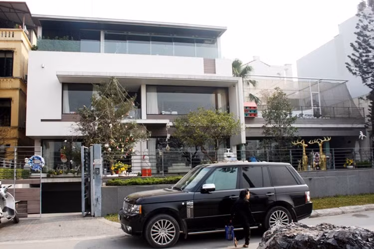 Hiếm có khu vực nào ở Hà Nội có địa thế đẹp như Hồ Tây, do đó, không khó hiểu khi giá đất ở đây đắt đỏ. Từ ngàn xưa, người Hà Thành đã lấy hồ Tây làm chuẩn, hình thành các ngôi làng đông đúc.