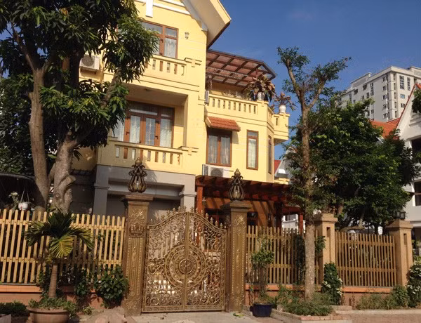 Mot tau cong dong duc dat do cho biet thu nha giau-Hinh-4