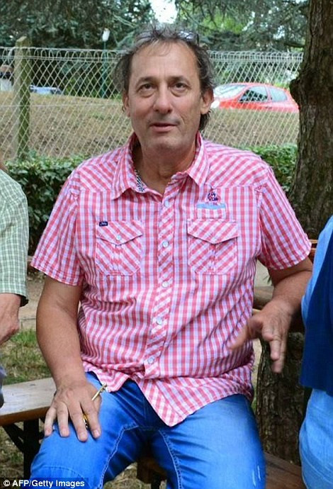 Ke khung bo Phap chup anh voi...dau nan nhan-Hinh-2