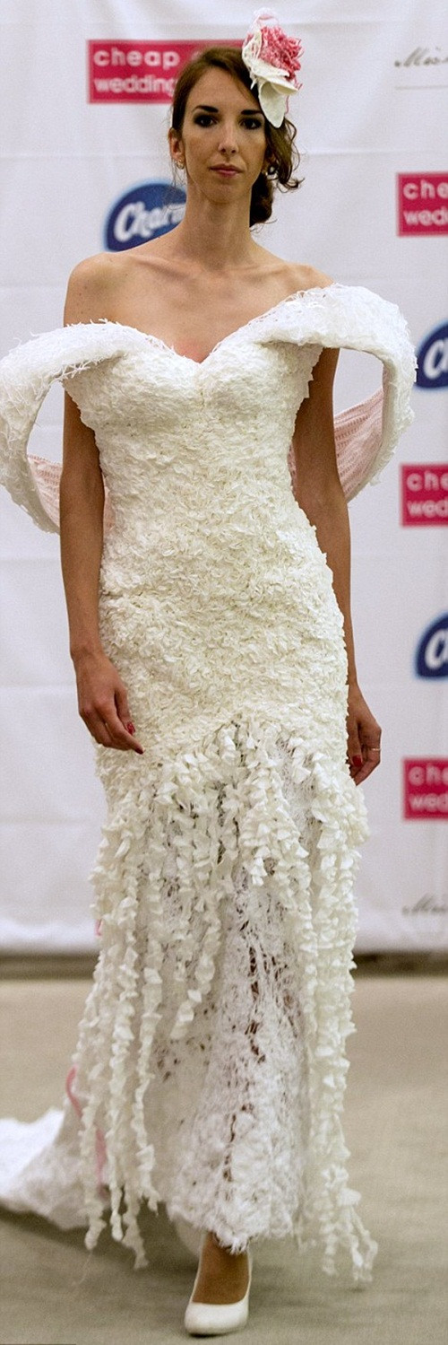 Một số mẫu váy cưới làm từ giấy vệ sinh độc đáo khác: 