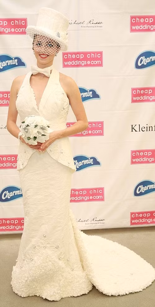 Người chiến thắng cuộc thi váy cưới từ giấy vệ sinh là Donna Pope Vincler với chiếc váy cưới được thiết kế theo phong cách tuxedo và mũ cách điệu với nguyên liệu là 22 cuộn giấy vệ sinh và 3 tháng sáng tạo. 