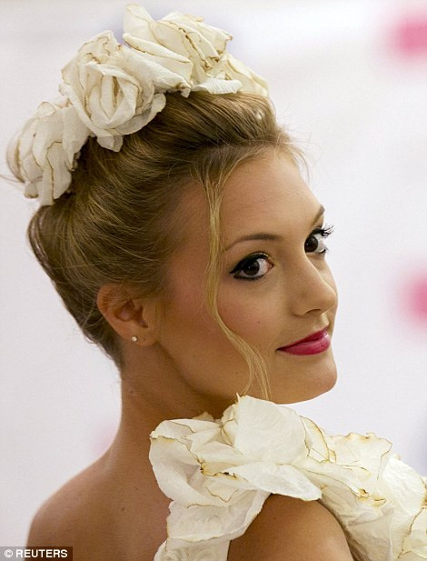  Váy cưới cầu kỳ được làm từ giấy vệ sinh không có gì mới mẻ nhưng dạo gần đây, nó đã trở thành xu hướng của các cô dâu trẻ người Mỹ bởi sự độc đáo cũng như chi phí rẻ. 