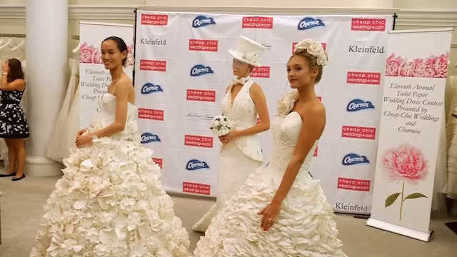 Các chi tiết và chất lượng của những bộ váy cưới làm từ giấy vệ sinh thật tuyệt, với nhiều phiên bản gần như không thể phân biệt với những chiếc váy cưới được làm bằng vải lụa, ren... 