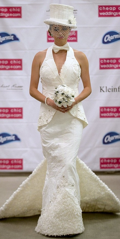 Bộ váy cầu kỳ đã hoàn toàn thuyết phục ban giám khảo. 