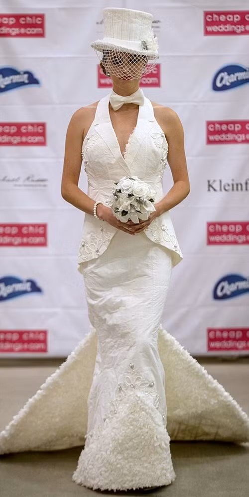 Bộ váy cầu kỳ đã hoàn toàn thuyết phục ban giám khảo. 