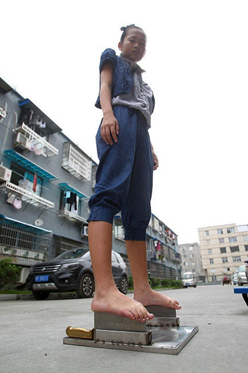 Cha và mẹ của Kế Khuê đã ly hôn, từ khi 10 tuổi cô bé đã theo cha đi khắp nơi hành nghề biểu diễn xiếc, đem kỹ nghệ làm nghề nuôi sống bản thân. Mưa dầm thấm lâu... theo cha rong ruổi khắp nơi, cô bé Kế Khuê đã dần yêu thích những màn biểu diễn ảo thuật, xiếc. Đôi khi còn có thể cùng cha lên sân khấu biểu diễn.