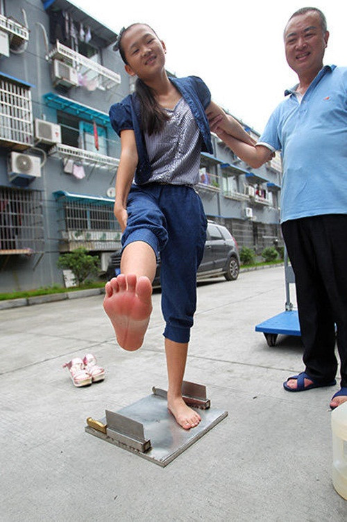 Giờ đây cô bé đã có thể tự tin biểu diễn công phu đi chân trần trên dao đầy mạo hiểm. Phóng viên để ý, lòng bàn chân của cô bé bị hằn vết thật sâu, có lẽ do quá trình luyện tập liên tục và gian khổ.