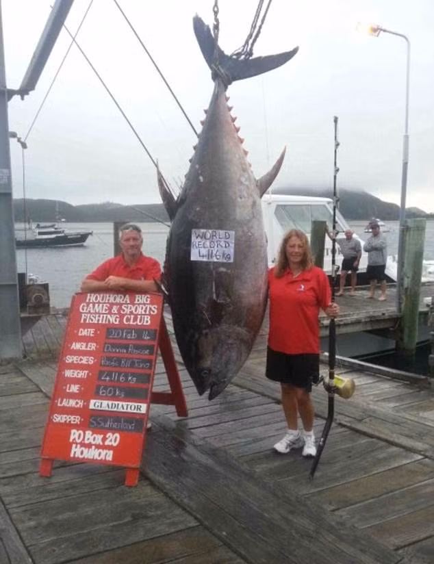 Bà Donna với con thủy quái giúp bà lập kỷ lục thế giới.