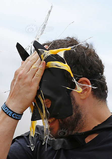 Và thực sự thì đây là cuộc thi khá bốc mùi vì để tránh lãng phí, những quả trứng được chọn để dùng trong cuộc thi là những quả trứng đã để lâu, không thích hợp cho việc làm thực phẩm.