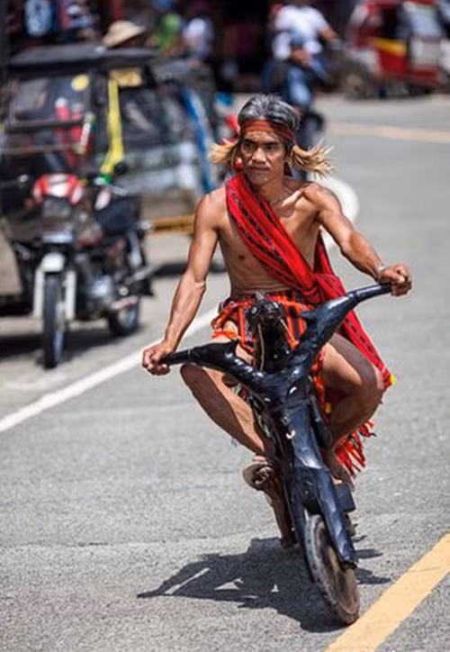 Chiếc xe độc lạ băng băng trên đường.