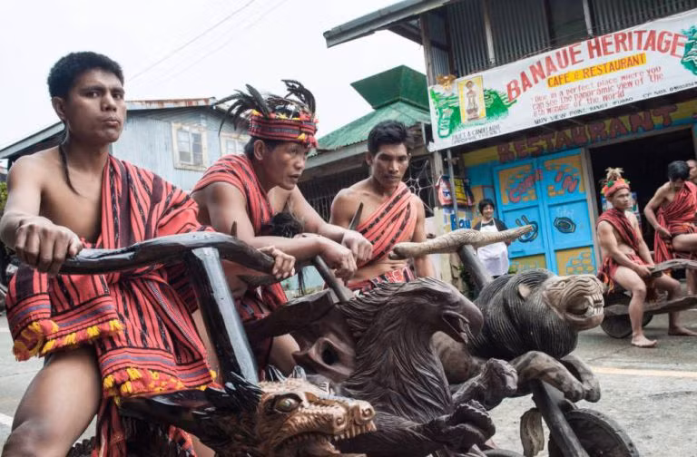 Kể từ đó những chiếc xe cũng được chủ nhân chăm chút hơn, chạm khắc tỉ mẩn hơn, xuất hiện những mẫu xe gây chú ý như xe rồng, xe đại bàng, xe sư tử.