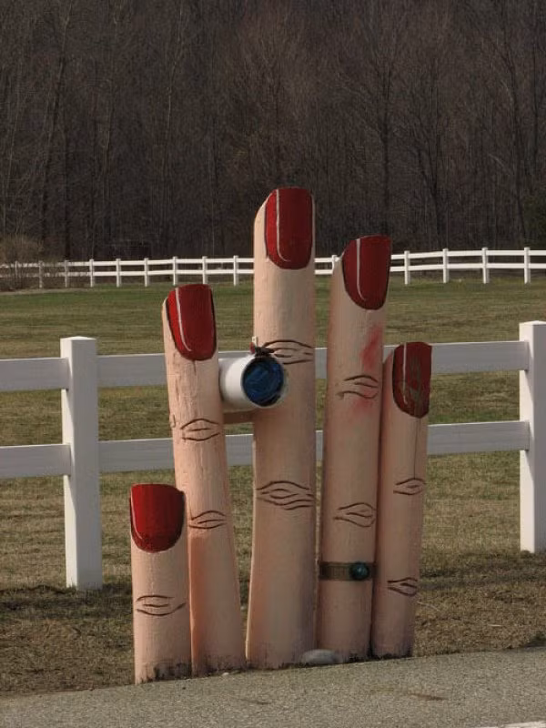 Chủ nhân của hòm thư này chắc hẳn rất đắc ý vì chiếc hòm thư quá nổi bật của mình.