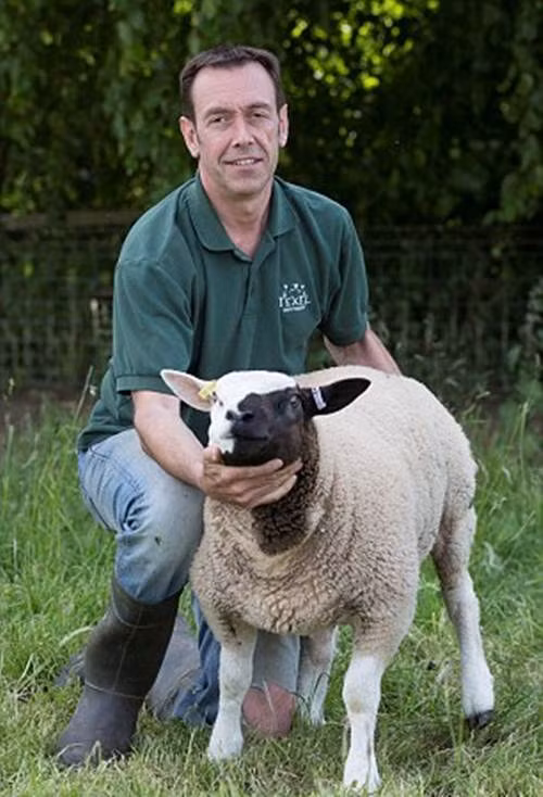 Ông Paul, chủ nhân của Phantom chia sẻ rằng ông đã bị choáng váng khi chú cừu được sinh ra với khuôn mặt nửa đen nửa trắng. Khuôn mặt kỳ lạ khiến ông liên tưởng ngay lập tức đến nhân vật Phantom và ông đã quyết định gọi chú cừu bằng biệt danh đó.