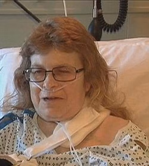 Bà Audrey Stone, 62 tuổi và chú chó dẫn đường Figo 8 tuổi đã gắn bó với nhau được 6 năm. Do bị mù nên bà Audrey luôn cần có chú chó Figo bên cạnh, không chỉ là một người dẫn đường trung thành, tận tụy mà chú chó dũng cảm Figo còn như một người bạn lâu năm của bà Audrey.