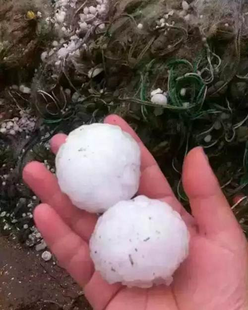 Trận mưa đá chỉ diễn ra trong khoảng ba phút nhưng do đá có kích thước lớn đã gây ra những thiệt hại nặng về tài sản, thiệt hại về người chưa được ghi nhận.