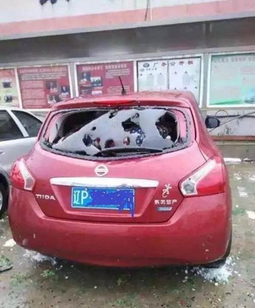 Hầu hết các xe đều bị vỡ kính, móp méo.