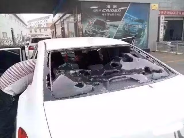 Mưa đá tàn phá nghiêm trọng các phương tiện giao thông đỗ bên ngoài.