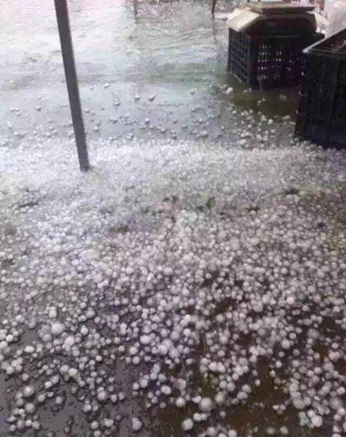 Mưa liên tục trong khoảng ba phút khiến mặt đường tràn ngập những viên đá cỡ lớn.