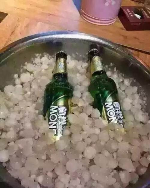 Một số người dân tận dụng cơn mưa để ướp lạnh đồ uống, mặt tích cực duy nhất của trận mưa tai hại này.