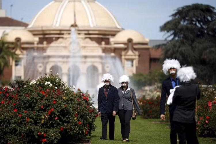 Ngày càng có nhiều Albert Einstein giả đến tham dự sự kiện để đạt kỷ lục Guinness mới.