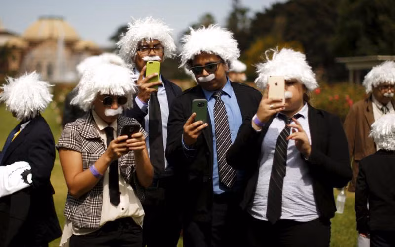 Rất đông người tham gia sự kiện này, từ trẻ em đến người già, công nhân viên chức đến những người bán hàng.