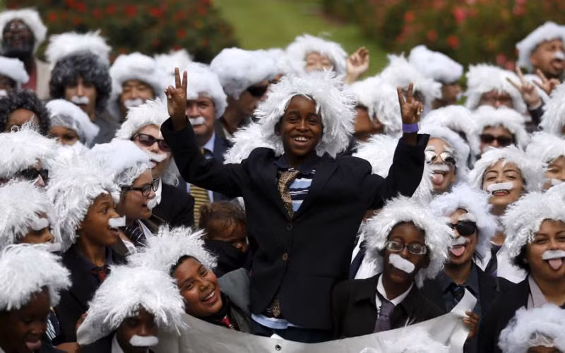 Hơn 300 người đã tham gia vào sự kiện này nhằm lật đổ kỷ lục thế giới 319 người ăn mặc giống hệt thiên tài bác học Albert Einstein, sự kiện này nhằm quyên góp tiền cho tổ chức giáo dục dành cho những trẻ em vô gia cư tại Mỹ, School on Wheels.